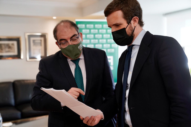 El líder del PP,  Pablo Casado, se reúne con el presidente de los autónomos, Lorenzo Amor.