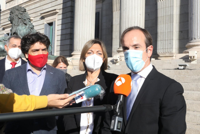 (I-D) ) El portavoz adjunto del Grupo Popular en el Congreso, Mario Garcés; la secretaria de Agricultura del PP, Milagros Marcos; y  el director general de la Federación Española de Industrias de Alimentación y Bebidas (FIAB), Mauricio García de Quevedo