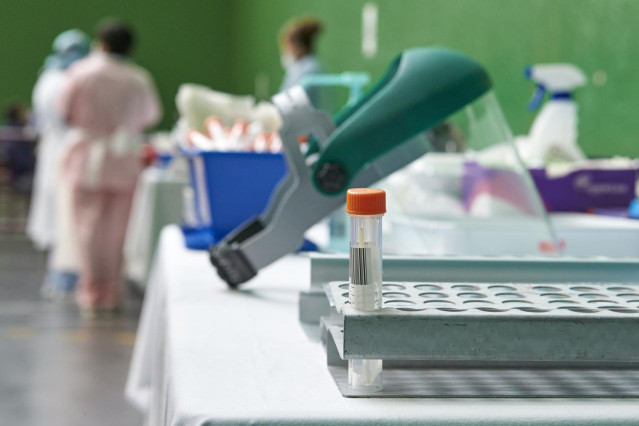Vista de un tubo con una muestra tras la realización de una prueba PCR