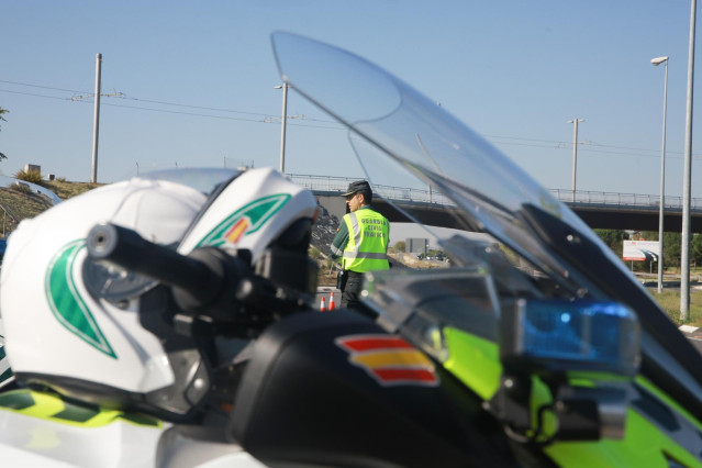 Un agente de la  Guardia Civil de Tráfico en un control en Madrid