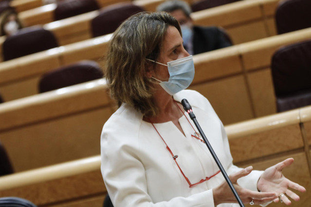 La vicepresidenta cuarta del Gobierno y ministra para la Transición Ecológica y el Reto Demográfico, Teresa Ribera, interviene durante una sesión de control al Gobierno en la Cámara Alta, en Madrid (España), a 6 de octubre de 2020. (ARCHIVO)