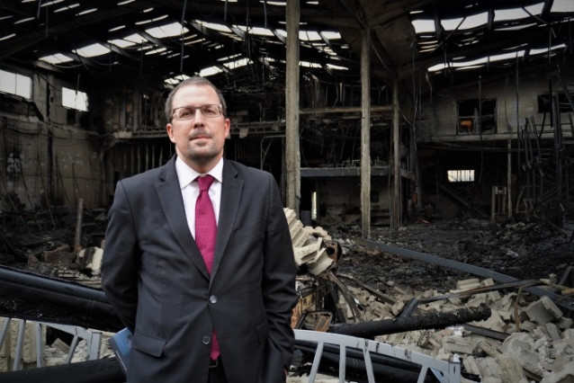 Raül Blanco durante la visita a la planta incendiada de Silence en Molins de Rei (Barcelona)