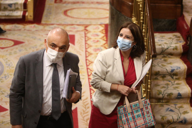 La vicesecretaria General del PSOE, Adriana Lastra, y el secretario general del PSOE en el Congreso, Rafael Simancas, tras una sesión plenaria en la que, tras la petición del Gobierno, el Pleno ha aprobado la prórroga hasta el 9 de mayo de 2021 del estado