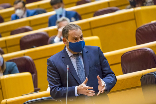 El ministro de Transportes, Movilidad y Agenda Urbana, José Luis Ábalos, interviene durante una sesión de control al Gobierno en el Senado, en Madrid (España), a 3 de noviembre de 2020. Durante el pleno de hoy, el Ejecutivo ha respondido a cuestiones rela