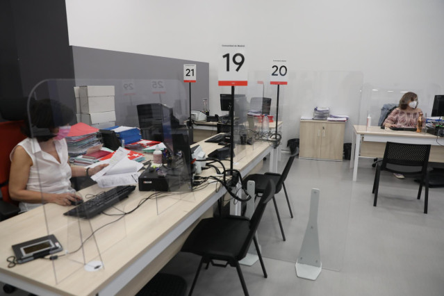 Dos trabajadoras de la Oficina del Empleador. En Madrid (España), a 28 de mayo de 2020.