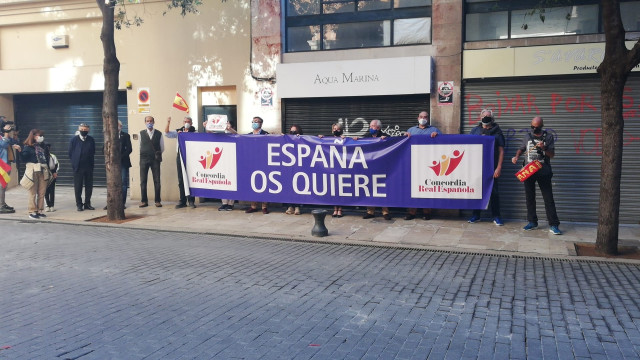 Concentración frente al Parlament balear en apoyo a los reyes eméritos.