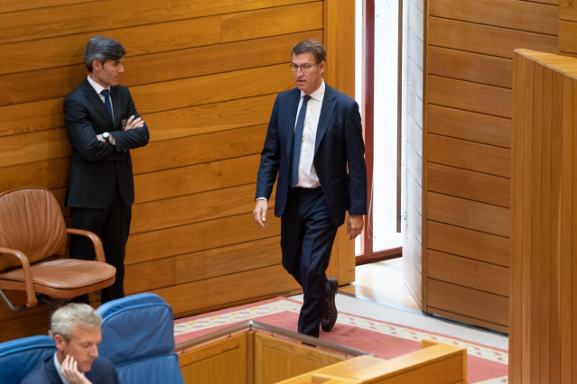 El presidente de la Xunta, Alberto Núñez Feijóo, entra en el hemicilo del Parlamento de Galicia.
