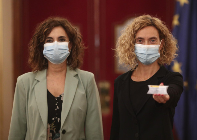 La presidenta del Congreso de los Diputados, Meritxell Batet, con el Proyecto de Presupuestos Generales del Estado 2021 entregado por la ministra Montero