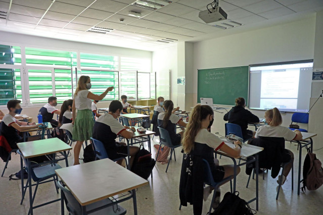 Alumnos atienden durante una clase semipresencial de Matemáticas impartida por la jefa de Estudios, Celeste Molinero a alumnos de 4º de la ESO en el Colegio Ábaco, en Madrid (España), a 17 de septiembre de 2020.