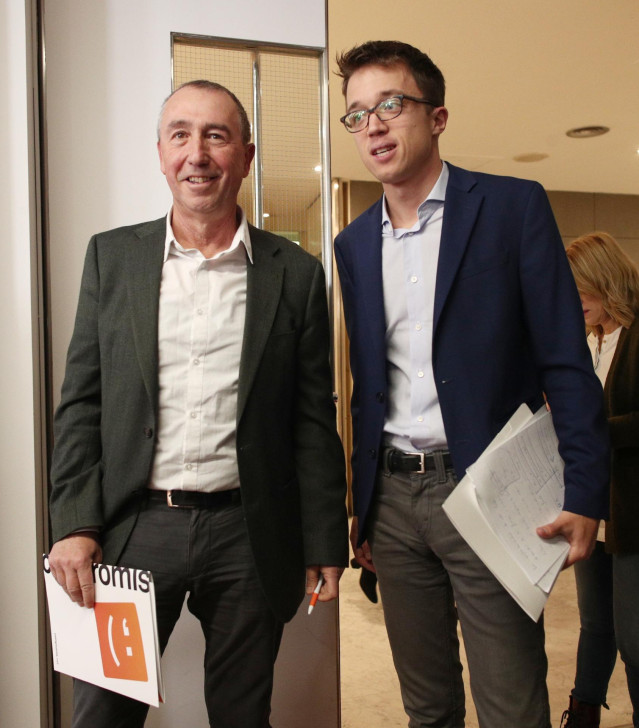 El diputado de Compromís, Joan Baldoví (i) y el líder de Más País, Íñigo Errejón, posan para los medios en el Congreso
