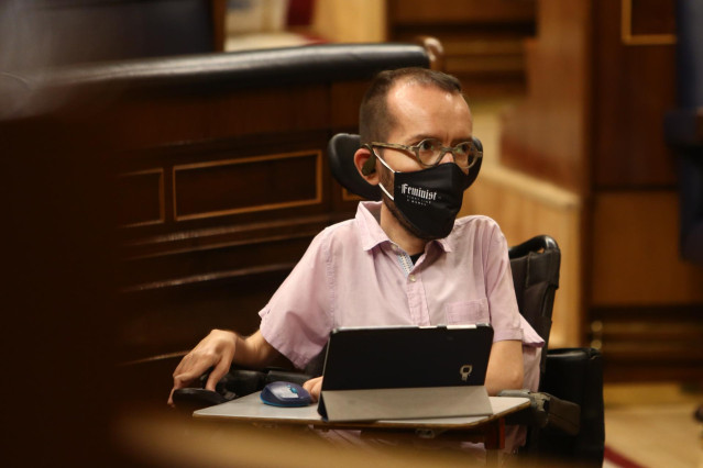 El portavoz de Unidas Podemos en el Congreso, Pablo Echenique, durante el pleno en el que se debate la moción de censura planteada por Vox, en el Congreso de los Diputados, Madrid (España), a 21 de octubre de 2020.