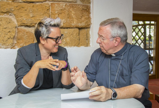 La regidora de Justicia Social de Palma, Sonia Vivas, y el obispo de Mallorca, Sebastià Taltavull.