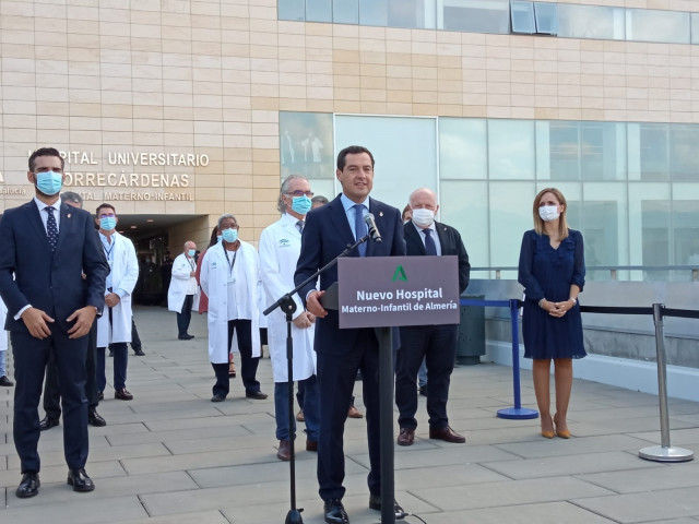 Juanma Moreno, en su intervención ante el Hospital Materno-Infantil de Almería