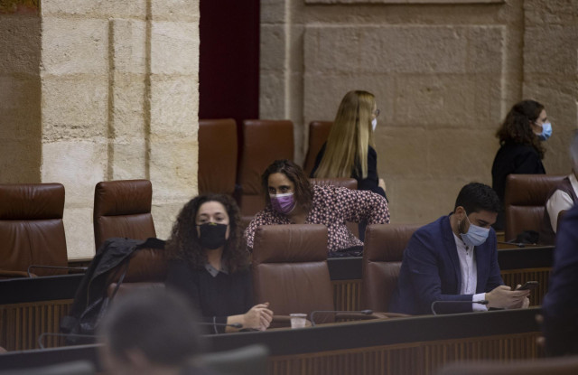 La bancada del grupo parlamentario Adelante Andalucía con los diputados, Inmaculada Nieto (i); Ángela Aguilera e Ismael Sánchez. En Sevilla (Andalucía, España), a 04 de noviembre de 2020.