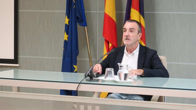 El conseller de Transición Energética y Sectores Productivos, Juan Pedro Yllanes, en una rueda de prensa.