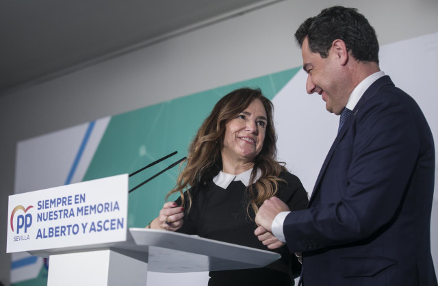 El presidente de la Junta de Andalucía, Juanma Moreno (d) junto a la eurodiputada popular y hermana del asesinado, Teresa Jiménez-Becerril durante el acto homenaje del PP de Sevilla a la memoria de Alberto Jiménez -Becerril y Ascensión García. En Sevilla,