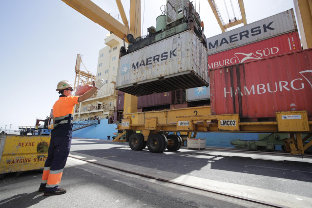 Operaciones de estiba durante la escala técnica  de contenedores Nexo Maersk.