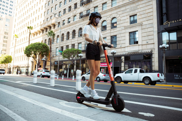 Una persona en un patinete eléctrico de Spin.
