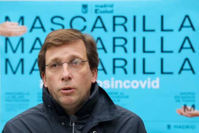 El alcalde de Madrid, José Luis Martínez-Almeida, durante su visita a un punto de información para prevenir la transmisión de la Covid-19 que Madrid Salud y SAMUR-Protección Civil han instalado en el distrito de Chamartín, en Madrid (España), a 28 de octu