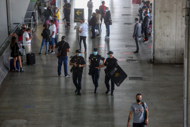 Agentes de Policía Nacional vigilan la T4 del Aeropuerto Adolfo Suárez Madrid-Barajas, en Madrid (España), a 9 de octubre de 2020. El Ministerio del Interior ha comenzado a desplegar un amplio operativo de controles policiales en Madrid y el resto de muni