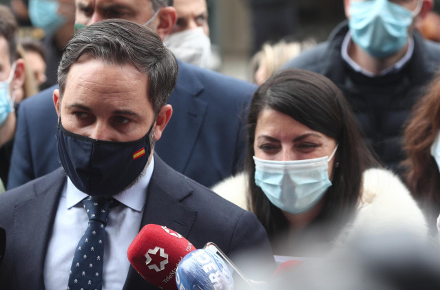 El presidente de Vox, Santiago Abascal, acompañado de la secretaria general de Vox en el Congreso de los Diputados, Macarena Olona, ofrece declaraciones a los medios de comunicación tras presentar un recurso en el Tribunal Constitucional contra la prórrog