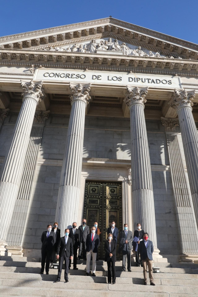 Organizaciones posan en la escalinata del Congreso con representantes del sector agroalimentario afectados por la subida del impuesto a bebidas azucaradas