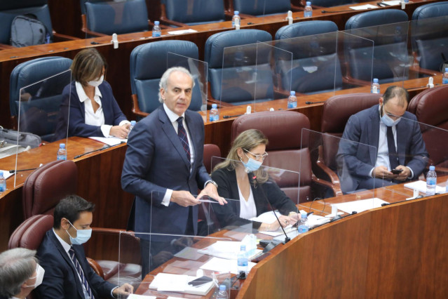 El consejero de Sandidad de la Comunidad de Madrid, Enrique Ruiz Escudero, interviene durante una sesión de control al Gobierno en la Asamblea de Madrid (España), a 22 de octubre de 2020. Durante el pleno, el Ejecutivo madrileño responderá, entre otras, a