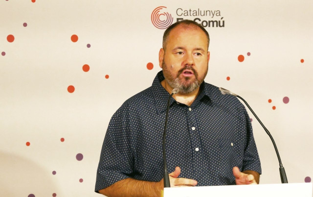 El portavoz de los comuns, Joan Mena, este lunes 14 de septiembre en rueda de prensa