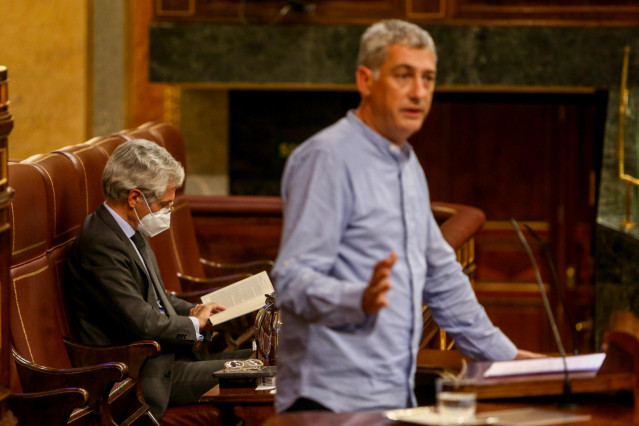 El secretario cuarto del Congreso de los Diputados, Adolfo Suárez Illana (1i), lee un libro en la intervención del diputado de EH Bildu Oskar Matute (1d), durante el pleno en el que se debate la moción de censura planteada por Vox, en el Congreso de los D