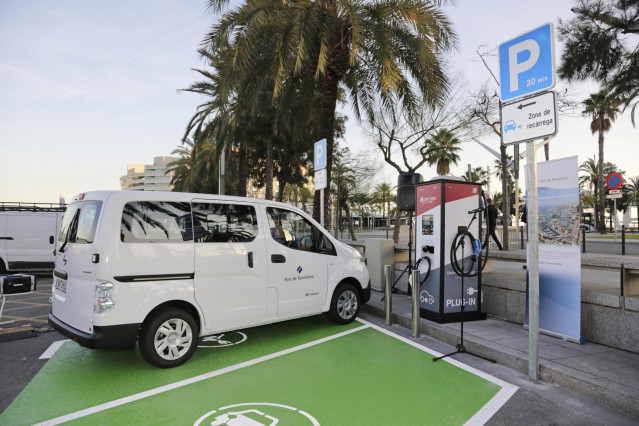 Vehículos eléctrico cargándose.