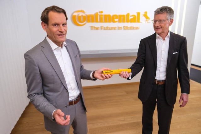 A la izqueirda, Nikolai Setzer, que sucederá Elmar Degenhart (derecha) como consejero delegado de Continental.