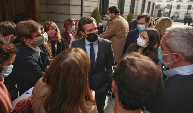 El líder del PP, Pablo Casado,  conversa con periodistas en las inmediaciones del Congreso tras la segunda jornada del debate de los Presupuestos Generales para 2021, en Madrid (España), a 12 de noviembre de 2020.