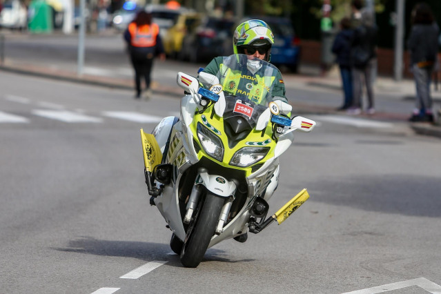 Una moto de la Guardia Civil de Tráfico durante el paso de la Vuelta Ciclista a España por Pozuelo de Alarcón (Madrid)