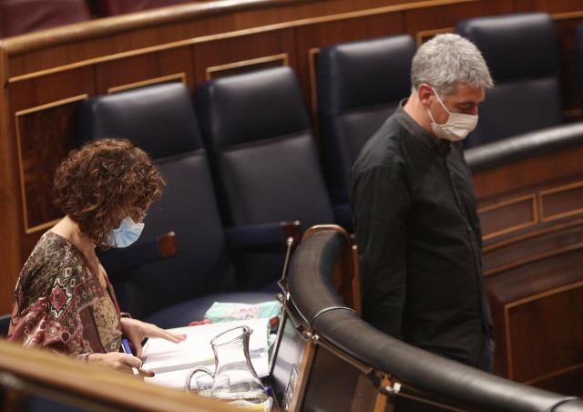 El diputado de EH Bildu en el Congreso, Oskar Matute, pasa al lado de la ministra portavoz y de Hacienda, María Jesús Montero, en el Congreso de los Diputados durante la segunda jornada del debate de los Presupuestos Generales para 2021.