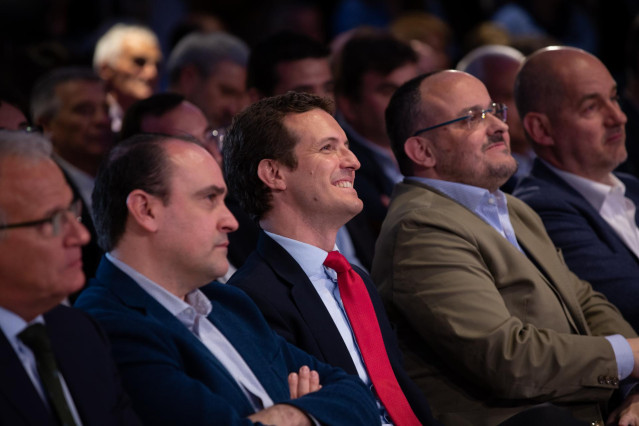 El presidente del Partido Popular, Pablo Casado, y el presidente del PP en Cataluña, Alejandro Fernández.