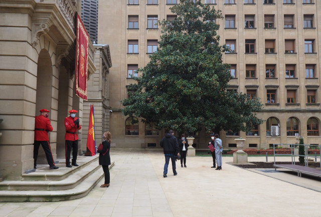 Policías forales en el Palacio de Navarra a la espera de la llegada del presidente del Gobierno de España, Pedro Sánchez.
