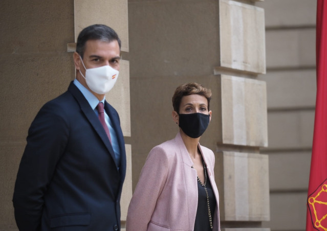 El presidente del Gobierno de España, Pedro Sánchez, con la presidenta del Gobierno de Navarra, María Chivite, en el Palacio de Navarra, en Pamplona, este viernes 13 de noviembre de 2020.