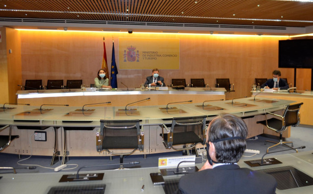 La ministra de Industria, Comercio y Turismo, Reyes Maroto, y el titular de Agricultura, Pesca y Alimentación, Luis Planas, se reúnen con representantes de la plataforma contra los aranceles de Estados Unidos
