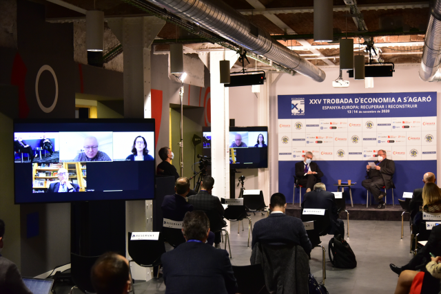 El presidente de la Cámara de Comercio de España, Josep Lluis Bonet (d); y el presidente de Renfe Operadora, Isaías Táboas, participan en la mesa redonda 'Seguridad, recuperación, reconstrucción' en el marco del XXV Aniversario de Economía 'España-Europa: