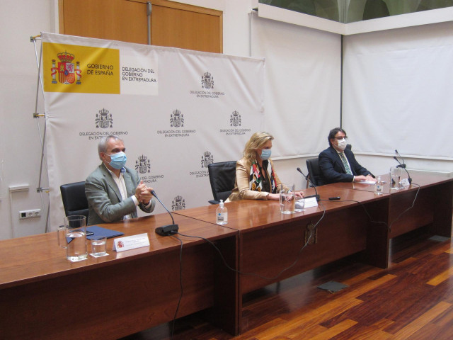 El consejero de Sanidad, la delegada del Gobierno y el alcalde en rueda de prensa en Badajoz