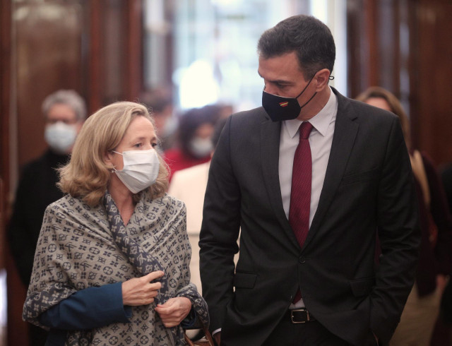El presidente del Gobierno, Pedro Sánchez, y la vicepresidenta tercera y ministra de Asuntos Económicos y Transformación Digital, Nadia Calviño, a su llegada a un pleno de Debate de totalidad del Proyecto de Ley de Presupuestos Generales del Estado para e