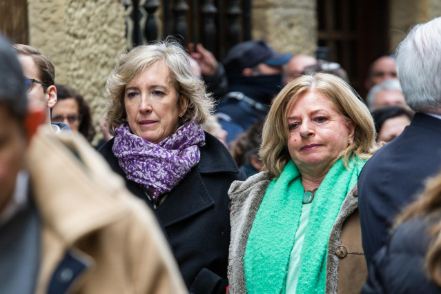 La viuda de Gregorio Ordóñez y presidenta de la 'Fundación Gregorio Ordóñez Fenollar', Ana Iribar, y la presidenta de COVITE (Colectivo de Víctimas del Terrorismo) y hermana de Gregorio Ordóñez, Consuelo Ordóñez