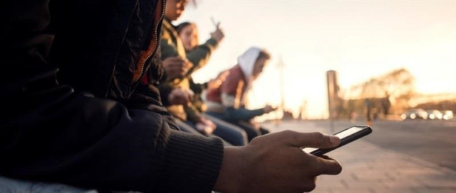 Jóvenes con teléfonos móviles
