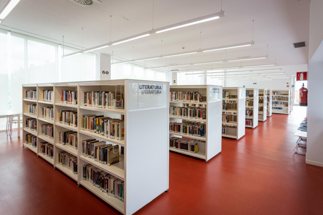 Estanterías con libros de la Biblioteca municipal del Centro Cívico Ibaiondo en Vitoria-Gasteiz