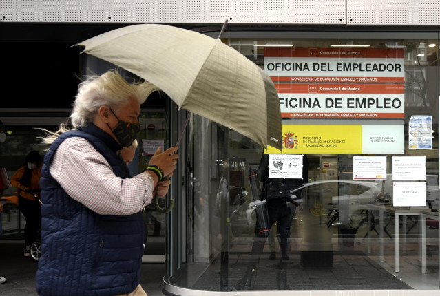 Una persona pasa al lado de una Oficina de Empleo en Madrid