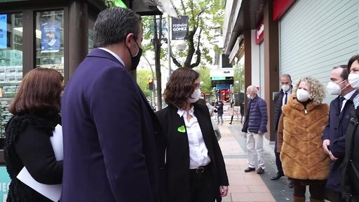 La presidenta regional, Isabel Díaz Ayuso, acompaña al PP en la recogida de firmas contra la denominada Ley Celaá