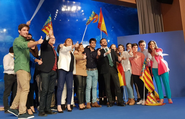 El líder del PP, Pablo Casado, posa con jóvenes de Nuevas Generaciones