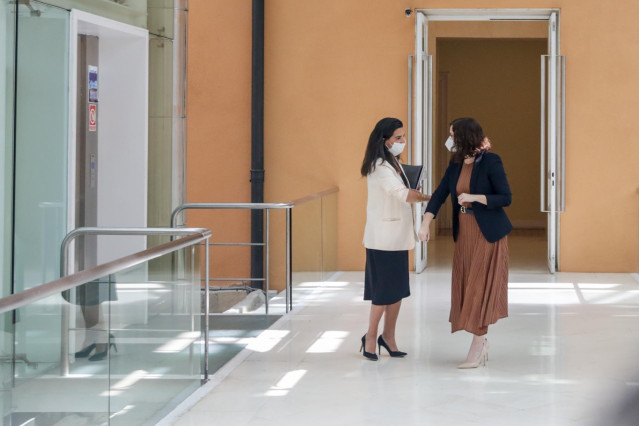 La presidenta de la Comunidad de Madrid, Isabel Díaz Ayuso (d); y la portavoz de Vox en la Asamblea, Rocío Monasterio (i), antes de mantener una reunión durante el primer día en el que la presidenta de la Comunidad inicia conversaciones con los grupos par