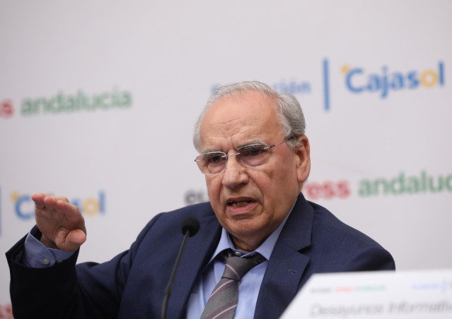 El exvicepresidente del Gobierno, Alfonso Guerra, durante su intervención en los desayunos informativos de Europa Press Andalucía en colaboración con Fundación Cajasol, Orange, Atlantic Copper y Laboratorios Vir. En la Fundación Cajasol. (Foto de archivo)