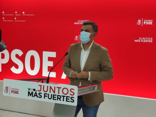 El portavoz del PSOE de Extremadura, Juan Antonio González, en rueda de prensa en Mérida
